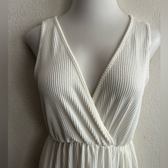 Caution To The Wind White Pleated Maxi Dress Sleeveless V-Neck M - Picture 3 of 9